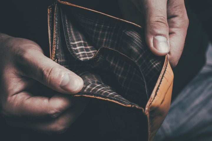 hands showing empty wallet